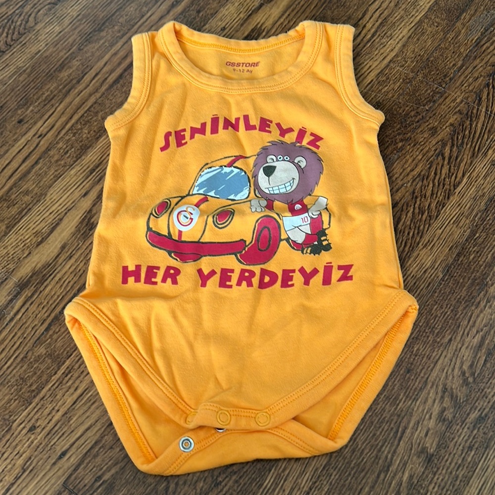 No sleeve onesie race lion